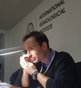 Badanie kamieni szlachetnych przez gemmologa – International Gemological Institute