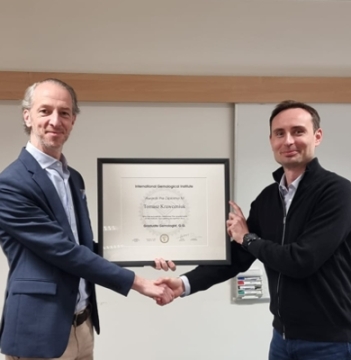 Tomasz Krawceniuk odbiera dyplom Graduate Gemologist (G.G.) w IGI Antwerpia od Jean-Matthieu Mangnay