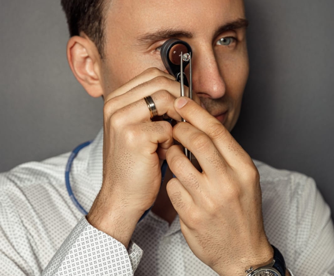 Tomasz Krawceniuk – dyplomowany gemmolog podczas analizy diamentu