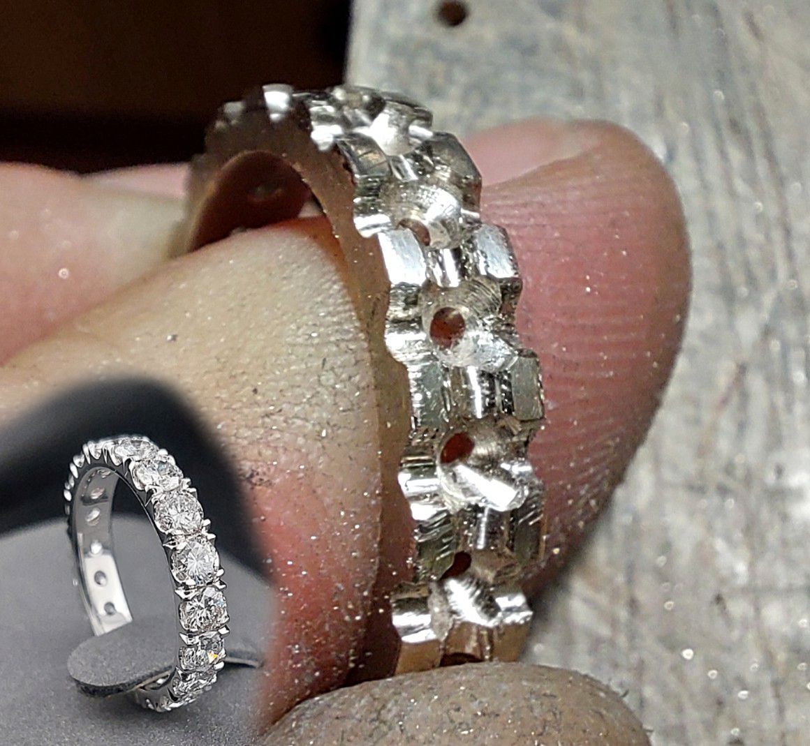 Pierścionek w trakcie pracy